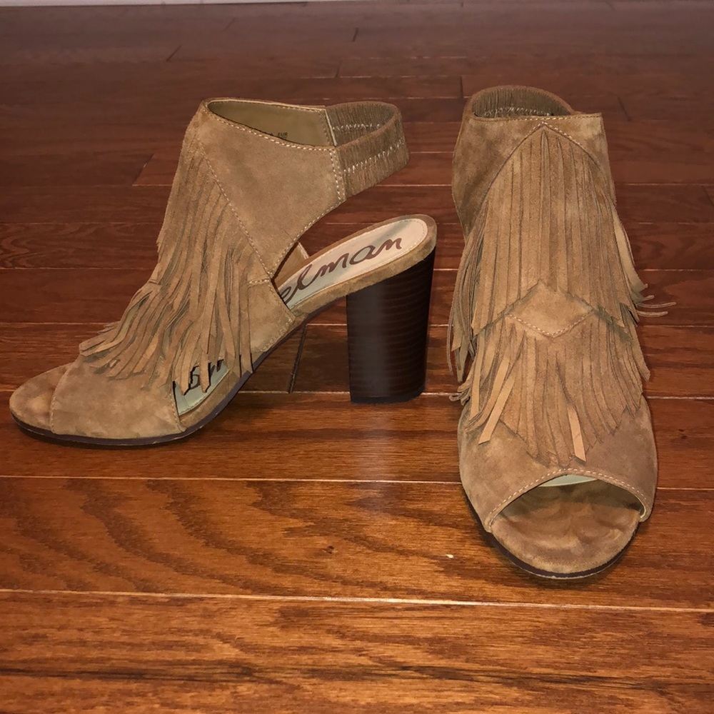 Fringe Tan chunky heel booties!